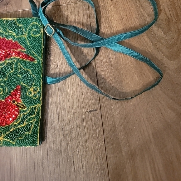 Bamboo Trading Co Cardinal Green/ Red Beaded/ Sequin Crossbody Wristlet Bag - Picture 2 of 6